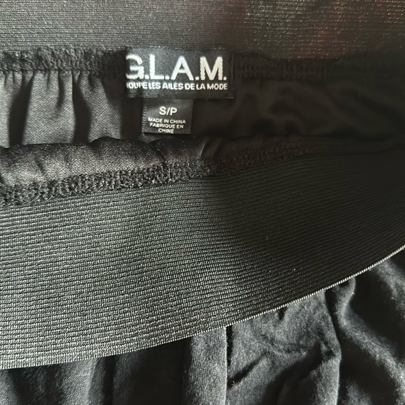 Black mini flowy skirt - 5 for $25 for items marked with ⭐️ - Picture 2 of 2